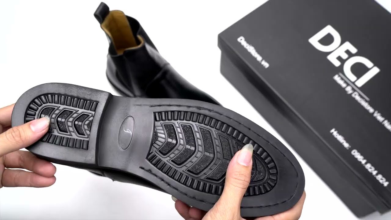 BLACK LEATHER CHELSEA BOOTS